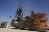 Постапокалиптический транспорт на фестивале Burning Man, напоминающий кадры из фильма "Безумный Макс"(фото)