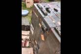 Солдати РФ вивозять пральні в ящиках для снарядів (ВІДЕО)