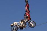Мотоциклист-канатоходец застрял на тросе на высоте 180 метров