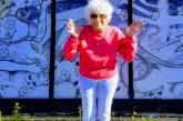 103-летняя бабушка сбежала из дома престарелых ради тату в виде лягушки