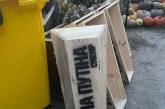 Маркетинг військового часу: у Києві в Хелловін продають труни для Путіна (фото)