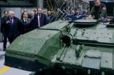 «Кульгавий гестапівець»: висміяли ведмедєва, який у дивному вбранні проконтролював виробництво танків (ФОТО)