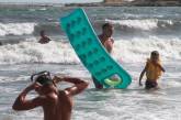 На популярному іспанському курорті п'яних туристів рятуватимуть із води платно
