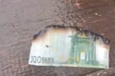 В городе Тернопольской области канализацию забили валютой (ВИДЕО)