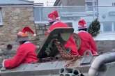 Особое Рождество: "пьяные" Санта-Клаусы на БМП устроили хаос в британском селе (видео)