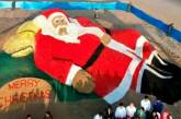 В Индии создали Санта-Клауса из песка и помидоров (ВИДЕО)