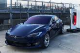 В Америке девушки пытались заправить электрокар Tesla бензином (ВИДЕО)