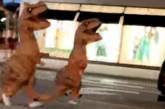 В США «динозавры» устроили погоню за джипом (ВИДЕО)