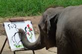 Сеть покорила слониха, увлекающаяся живописью (ВИДЕО)