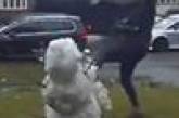 Незнакомец сорвал свой гнев на чужом снеговике и размазал его по лужайке (ФОТО)