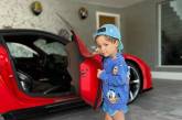 Трехлетний мальчик стал водителем суперкара (ВИДЕО)