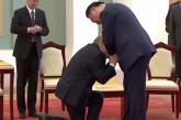 "Поцілунок кільце". У соцмережах знущаються з Путіна за те, що він повзає перед китайським президентом (ФОТО)