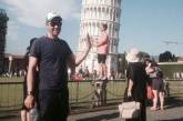 Парень забавно троллит туристов у Пизанской башни (ФОТО)