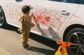 Малюк розмалював білу машину червоною помадою (ВІДЕО)
