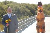 Американка пришла на свадьбу в костюме динозавра (ВИДЕО)