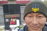 В Казахстане мужчина 9 мая принес унитаз к памятнику Жукову: эпические фото