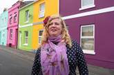 Художниця розфарбовує будинки у різні кольори, перетворюючи сумну нерухомість (ВІДЕО)