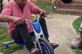 Папа опозорился, показывая детям, как надо кататься на велосипеде (ВИДЕО)