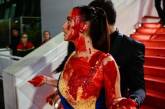 Украинка облила себя "кровью" на Каннском кинофестивале (ВИДЕО)