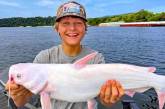 Во время рыбалки 15-летний мальчик вместо голубого сома поймал редкую белую рыбу (ФОТО)