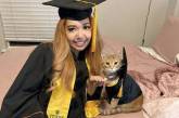 Студентка собралась пойти на выпускную церемонию в компании кошки (ФОТО)