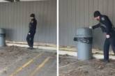 Полицейские провели «обыск» мусорного бака, чтобы выгнать оттуда енота 