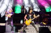 Гурт Guns N' Roses виступив на тлі українського прапора та спалених міст (ФОТО)