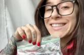 Жінка заробляє гроші, продаючи свої особисті речі та відрижку в пакетиках (ВІДЕО)