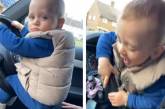 Малыш использовал автомобильный руль в качестве странных качелей (ВИДЕО)