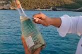 Попытавшись открыть шампанское, мужчина утопил бутылку в море (ВИДЕО)
