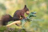 Фотограф подружил белок с игрушечными динозаврами (ФОТО)