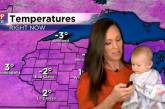Девочка, появившаяся с мамой в прогнозе погоды, стала самым маленьким метеорологом в мире (ВИДЕО)