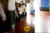 Учитель заставил учеников топить смартфоны в ведре (видео) 