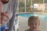 Інструктор з плавання пояснила, чому не можна замотувати дитину в рушник після басейну