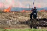 Непорушний рибалка на тлі пожежі став мемом (відео)