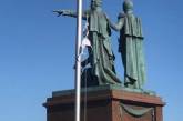 Конфуз дня: в Новороссийске вместо флага вывесили женский бюстгальтер. ФОТО