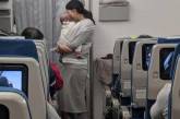 У літаку мама з малюком роздала пасажирам солодощі з особливим посланням, і це зворушило всіх(фото)