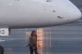 Жінка пропустила рейс і наздоганяла літак злітною смугою: чим це закінчилося (відео)