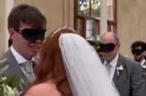 Наречена, яка втратила зір у підлітковому віці, змусила гостей весілля "прожити мить наосліп" – відео