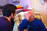 Чоловік розплакався, почувши голосове повідомлення покійної дружини вперше за 14 років – відео