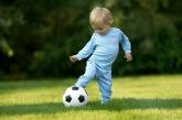 2-річний хлопчик вибіг на поле та став зіркою футбольного матчу (ВІДЕО)