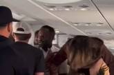 "Одержима" пасажирка літака кричала та билася в конвульсіях: інша почала співати гімн – відео