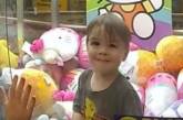 Трирічний хлопчик втік від батька та застряг в ігровому автоматі – відео
