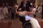 Наречена, що станцювала на весіллі в інвалідному візку, зворушила гостей (ВІДЕО)