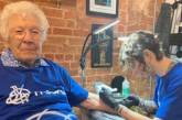 98-річна бабуся зробила своє перше тату на згадку про покійного онука – фото