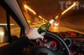 П'яний водій випадково викликав копів сам на себе: що було далі (відео)