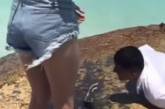 Чоловік під час освідчення епічно гепнувся з каменя у море – відео