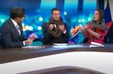 Змія ледь не задушила телеведучого в прямому ефірі в Австралії (відео)