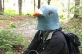 Вчений цілий рік носив гігантську маску птаха, щоб обдурити пернатих: результат експерименту (фото)