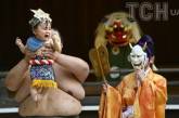 400-річна традиція: в Японії відбувся фестиваль, де змушують плакати немовлят (фото)